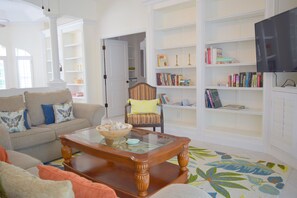 TV, books - WATERFRONT, HEATED POOL, 3/2/2  single-family Rotonda West Home (Rotonda West)