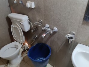 Shower, free toiletries, towels