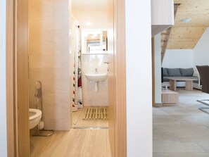 Standard Apartment, Ensuite, Mountain View (Apartma 1 in 2) | Bathroom | Towels