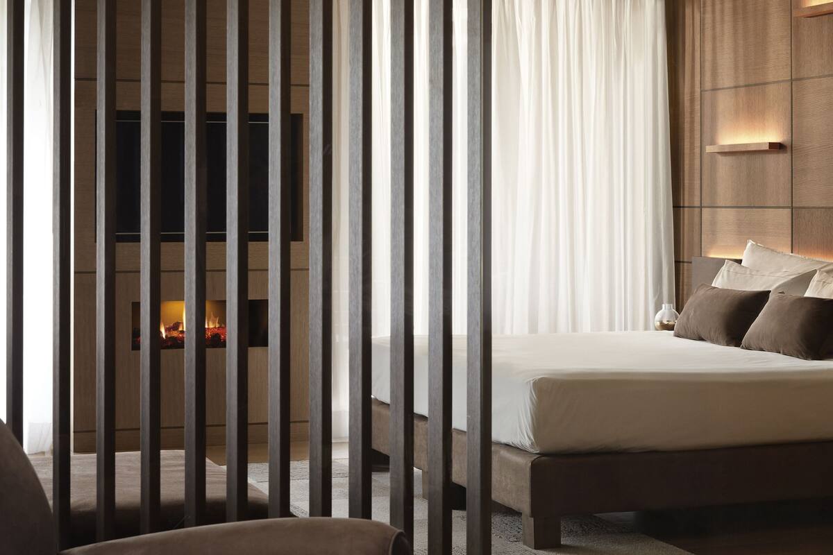 exclusive suite, 1 king bed, mountain view | premium bedding, minibar, in-room safe, desk