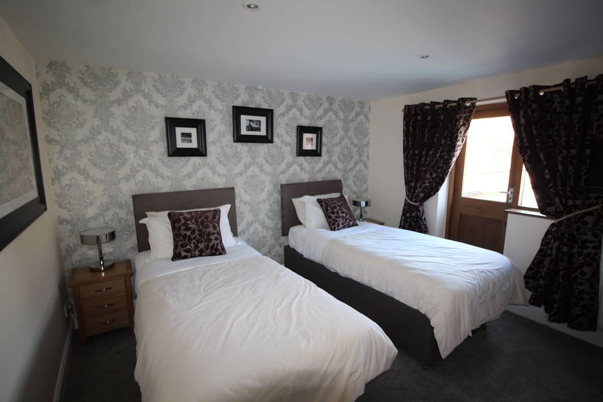 Superior Twin Room, Ensuite (Ebley) | WiFi