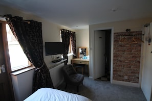 Superior Twin Room, Ensuite (Ebley) | WiFi