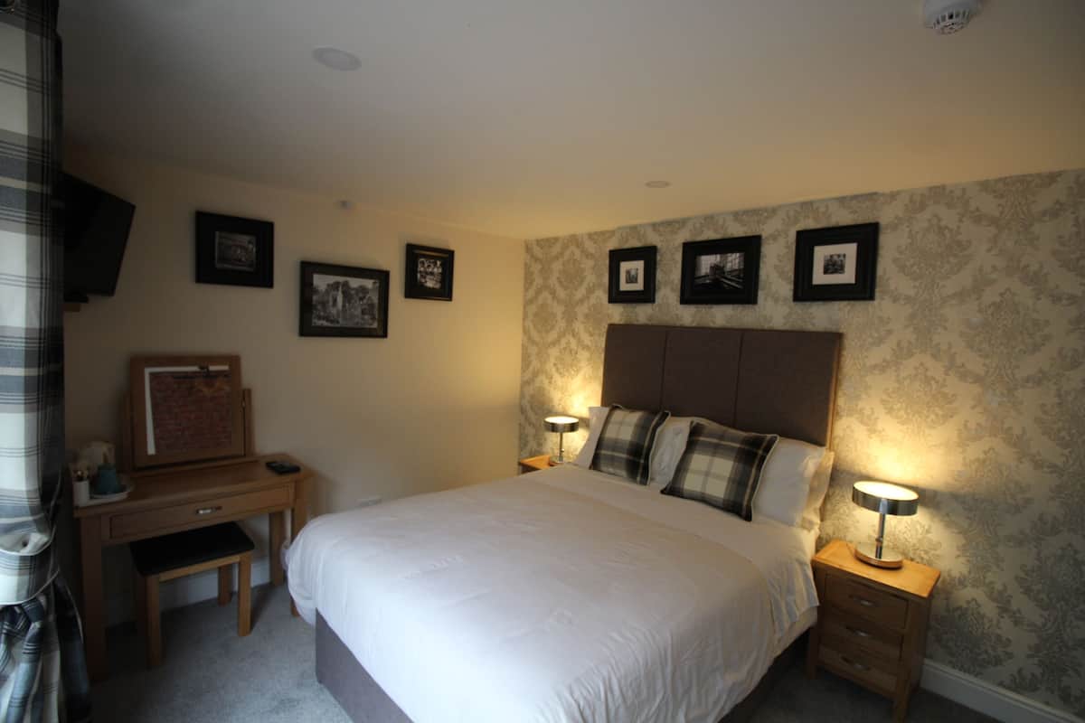 Superior Double Room, Ensuite (Meadow) | WiFi