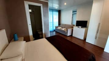 Minibar, una scrivania, tende oscuranti, insonorizzazione