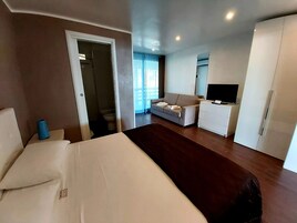 Minibar, escritorio, cortinas blackout y sistema de insonorización 
