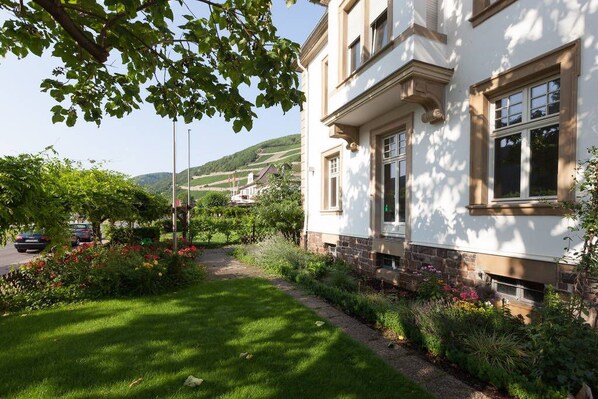 Un edificio con un jardín cuidado, un camino despejado y vistas del paisaje circundante.