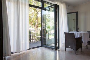 Suite, River View | Living area