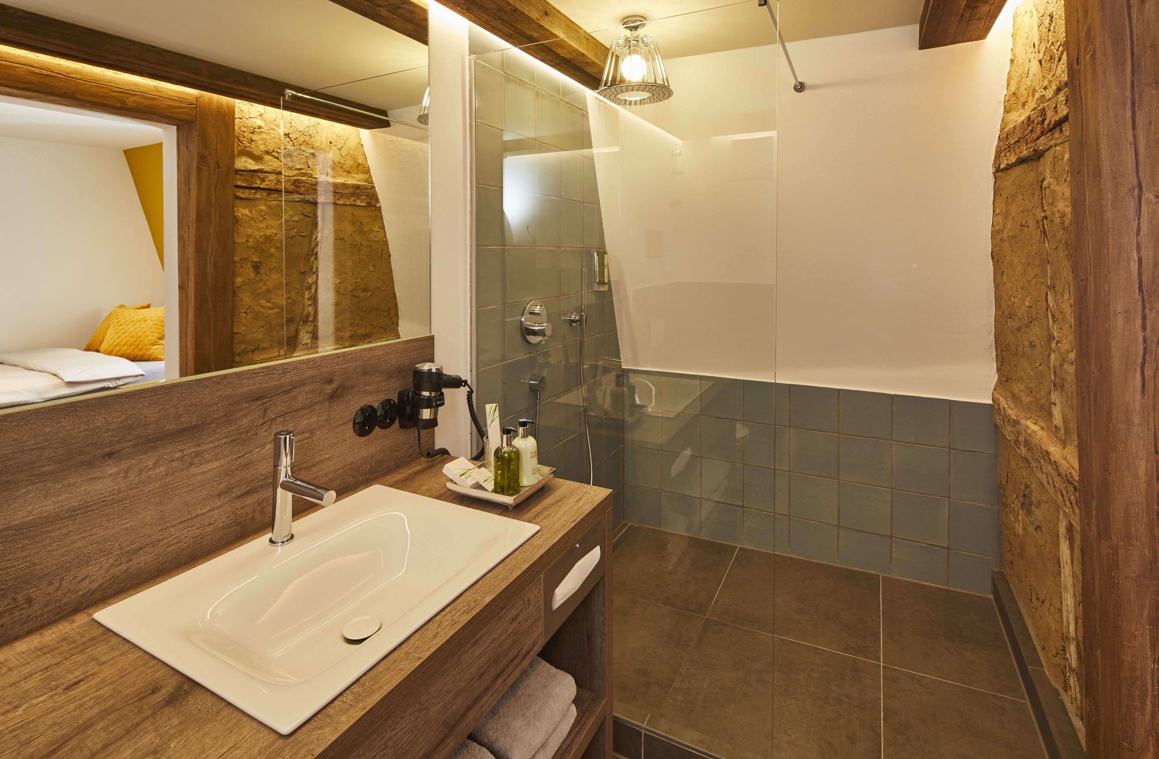 comfort single room, private bathroom, city view | bathroom