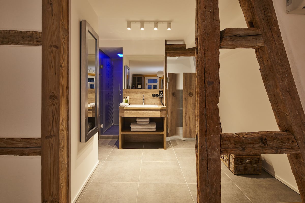 comfort double room, private bathroom, city view | bathroom