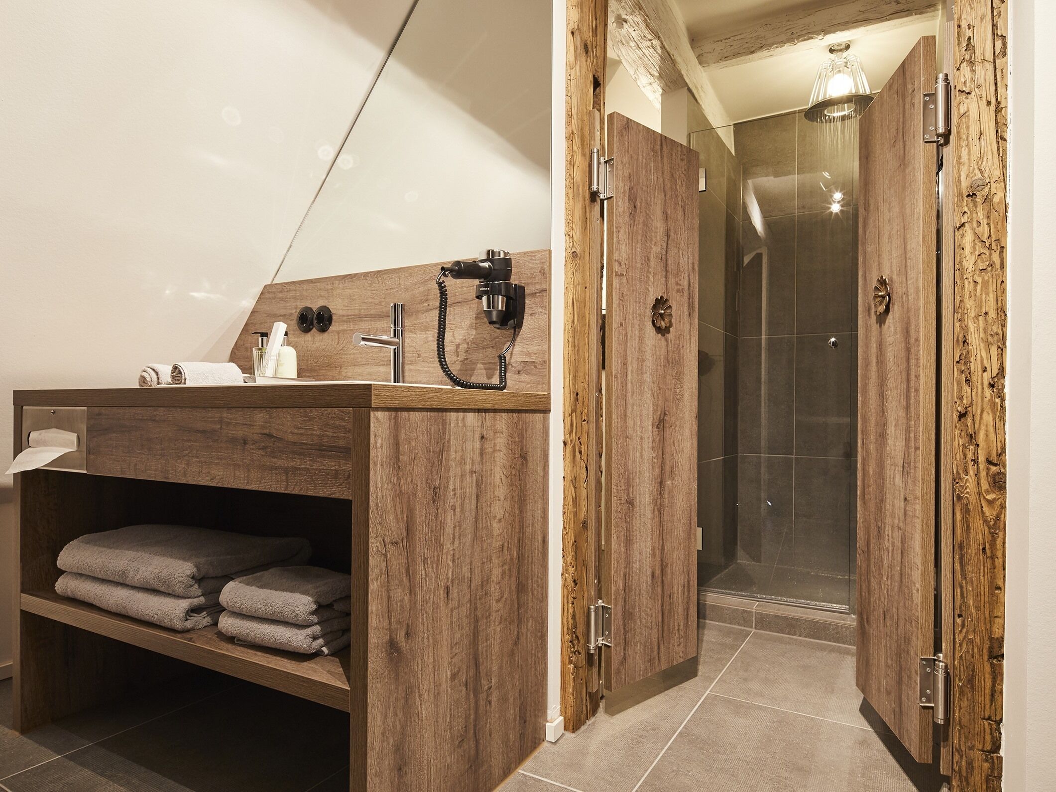 comfort double room, private bathroom, city view | bathroom