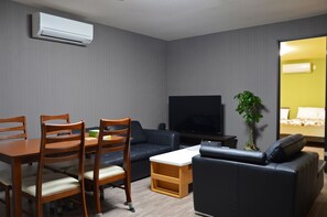 Appartement, Plusieurs lits | Aire de séjour | Téléviseur à écran plat