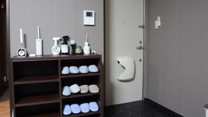 Apartment, Multiple Beds | Soundproofing, WiFi (free), bed sheets - Uri House (Beppu)