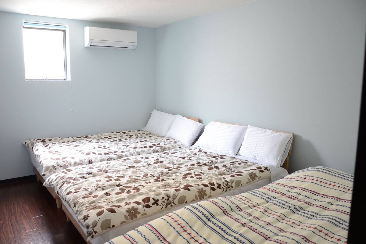 Soundproofing, free WiFi, bed sheets