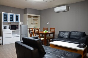 Apartamento, várias camas | Opções para refeição no quarto