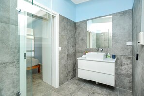 Shower, free toiletries, hair dryer - Salomon Sea Haus - Sellicks Beach - C21 SouthCoast Holidays (Sellicks Beach)