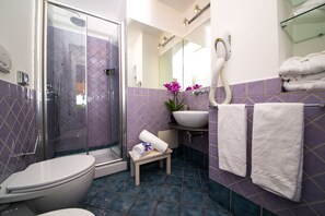 Chambre Double Supérieure, vue mer | Salle de bain | Douche, douche à « effet pluie », articles de toilette gratuits