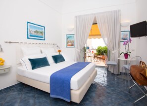 Chambre Double Supérieure, vue mer | Minibar, coffres-forts dans les chambres, décoration personnalisée