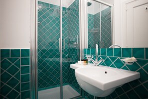 Doppia Superior, terrazzo, vista mare parziale | Bagno | Doccia, soffione a pioggia, set di cortesia gratuito, asciugacapelli
