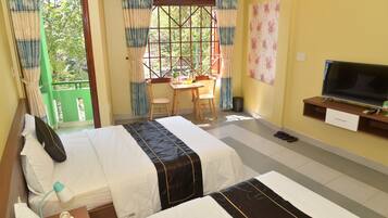 Family Room | Desk, free WiFi