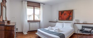 Huoneisto, 3 makuuhuonetta, patio | Ilmainen Wi-Fi, vuodevaatteet