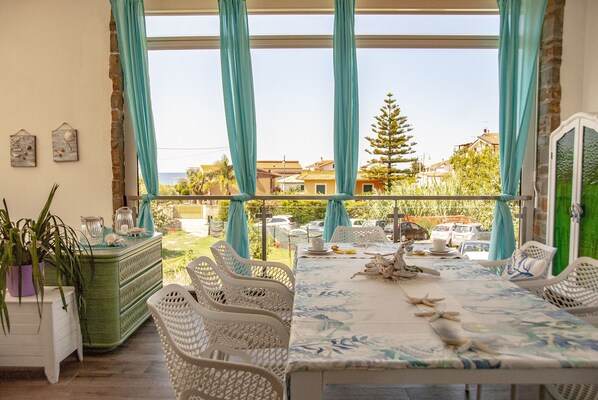 Petit déjeuner composé de spécialités régionales compris tous les jours