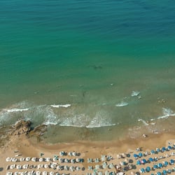 Sulla spiaggia, lettini da mare, ombrelloni, teli da spiaggia