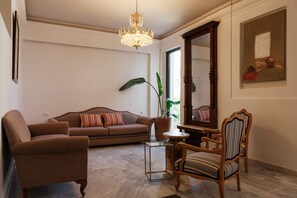 Lobby sitting area - Nami Hotel & Suites (Hersonissos)