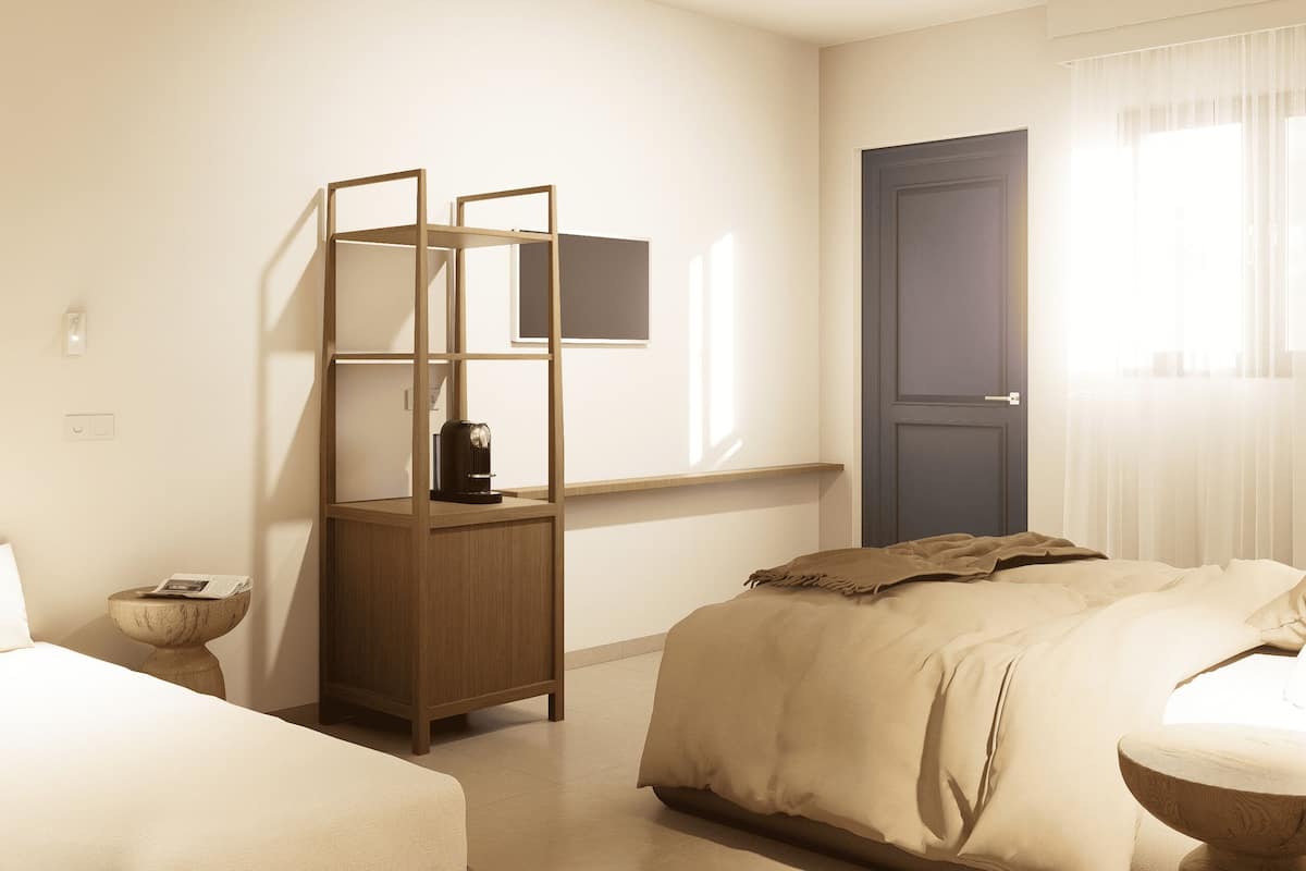 Una habitación de hotel con cama, mesita de madera, una pequeña mesa con un libro, televisor montado en la pared y una puerta con ventanal.