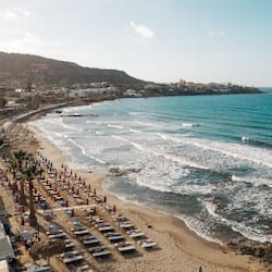 Sulla spiaggia, lettini da mare, ombrelloni, teli da spiaggia