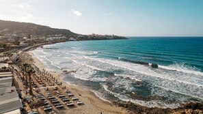 Plage, chaises longues, parasols, serviettes de plage