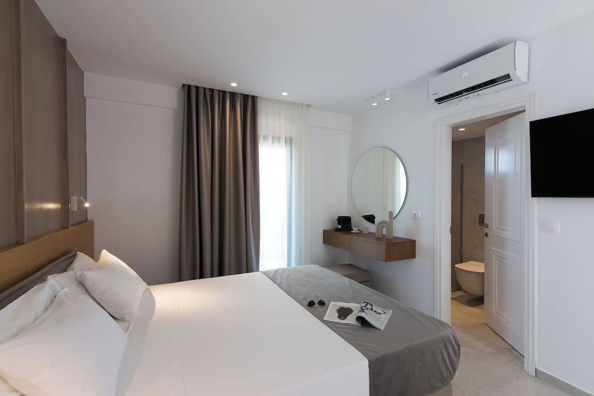 Deluxe Room | 1 bedroom, blackout drapes, iron/ironing board, free WiFi