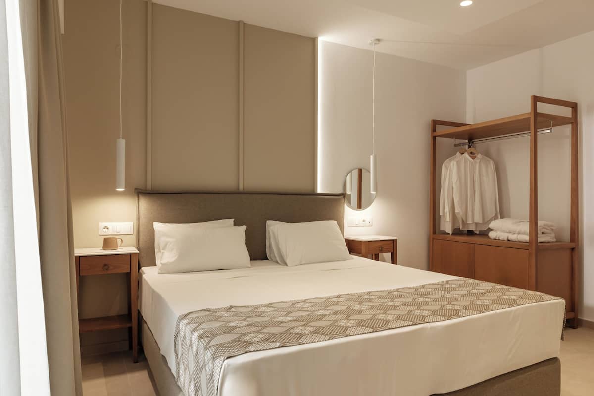 Deluxe Room | Blackout drapes, iron/ironing board, free WiFi, bed sheets