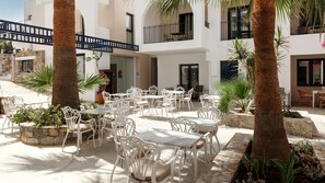 屋外ダイニングエリア