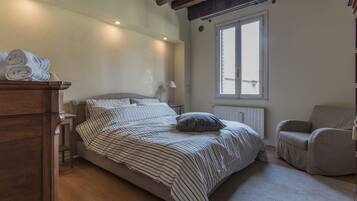 Apartment, 2 Bedrooms | Desk, iron/ironing board, travel cot, free WiFi