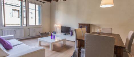 Apartment, 2 Schlafzimmer | Wohnbereich | Flachbildfernseher