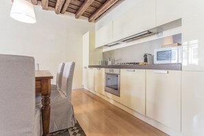 Departamento, 2 habitaciones | Cocina privada | Refrigerador con congelador, microondas y parrilla de estufa