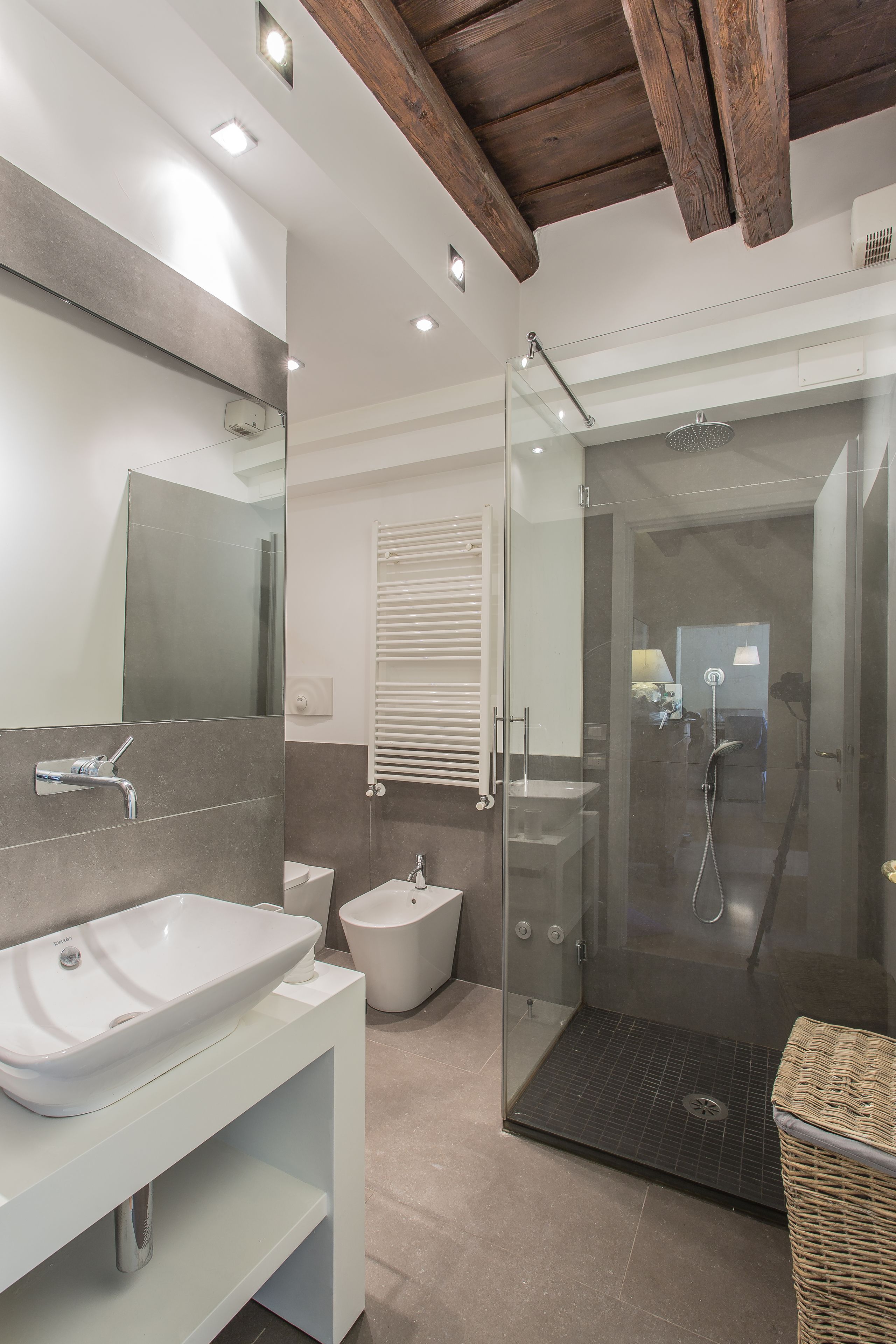 Apartment, 2 Bedrooms | Bathroom | Shower, hair dryer, bidet, towels