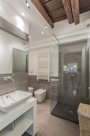 Apartment, 2 Bedrooms | Bathroom | Shower, hair dryer, bidet, towels - Padova - Via Tadi 39 (Padova)