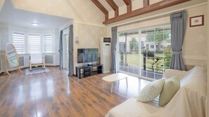 Galaxy - Private BBQ (Max 8-person, Extra person charge on site more than 4-person) | Área de estar | TV