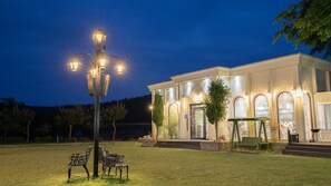 住宿正面 - 傍晚/夜晚