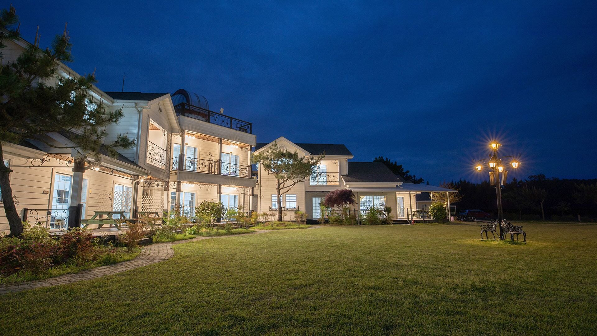 Fassade der Unterkunft – Abend/Nacht