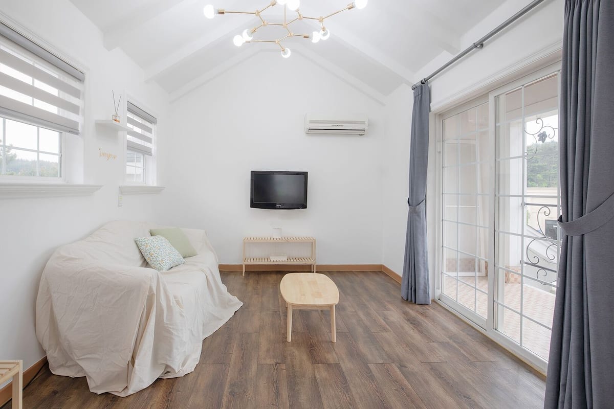 Orion (Max 6-person, Extra person charge on site more than 2-person) | Living room | TV