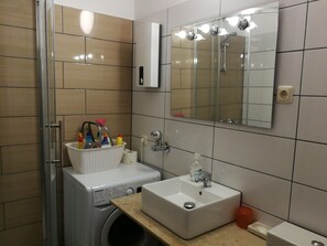 City Apartment, 1 Bedroom (2.Stock) | Bathroom | Shower, hair dryer, towels, toilet paper - Apartment Sofia (Offenbach am Main)