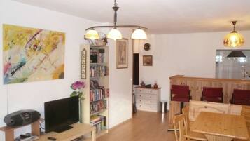 City-Apartment, 1 Schlafzimmer | Wohnbereich | Flachbildfernseher, DVD-Player