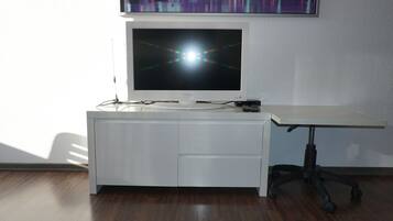 Panoramic-Apartment, 1 Schlafzimmer | Wohnbereich | Flachbildfernseher, DVD-Player