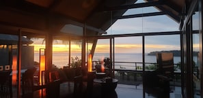 4-Bedroom Pool Villa | Coin séjour | Télévision LED