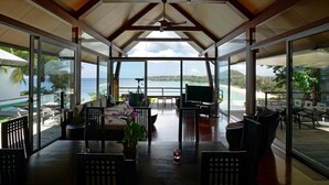 4-Bedroom Pool Villa  | Khu phòng khách | TV LED 