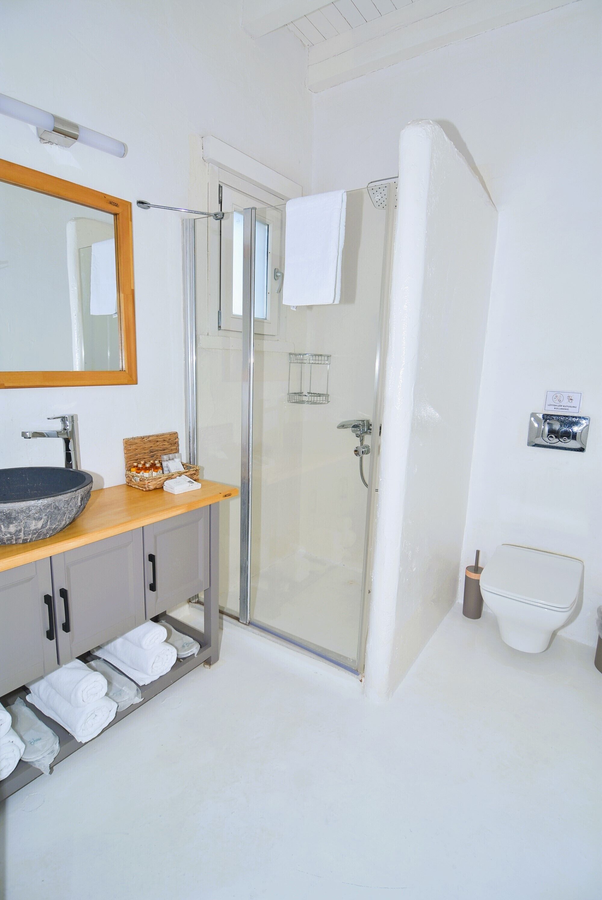 superior room (bay window) | bathroom | shower, free toiletries, hair dryer, slippers