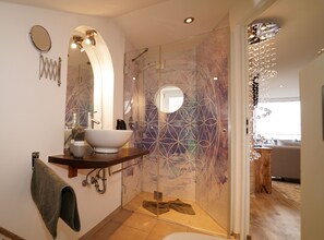 Studio Suite | Bathroom | Shower, hair dryer, bathrobes, slippers - Spa Residence Seibold (Waldkirchen)