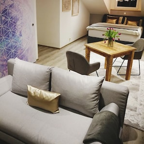 Studio Suite | Living area | 43-inch Smart TV with satellite channels, TV - Spa Residence Seibold (Waldkirchen)